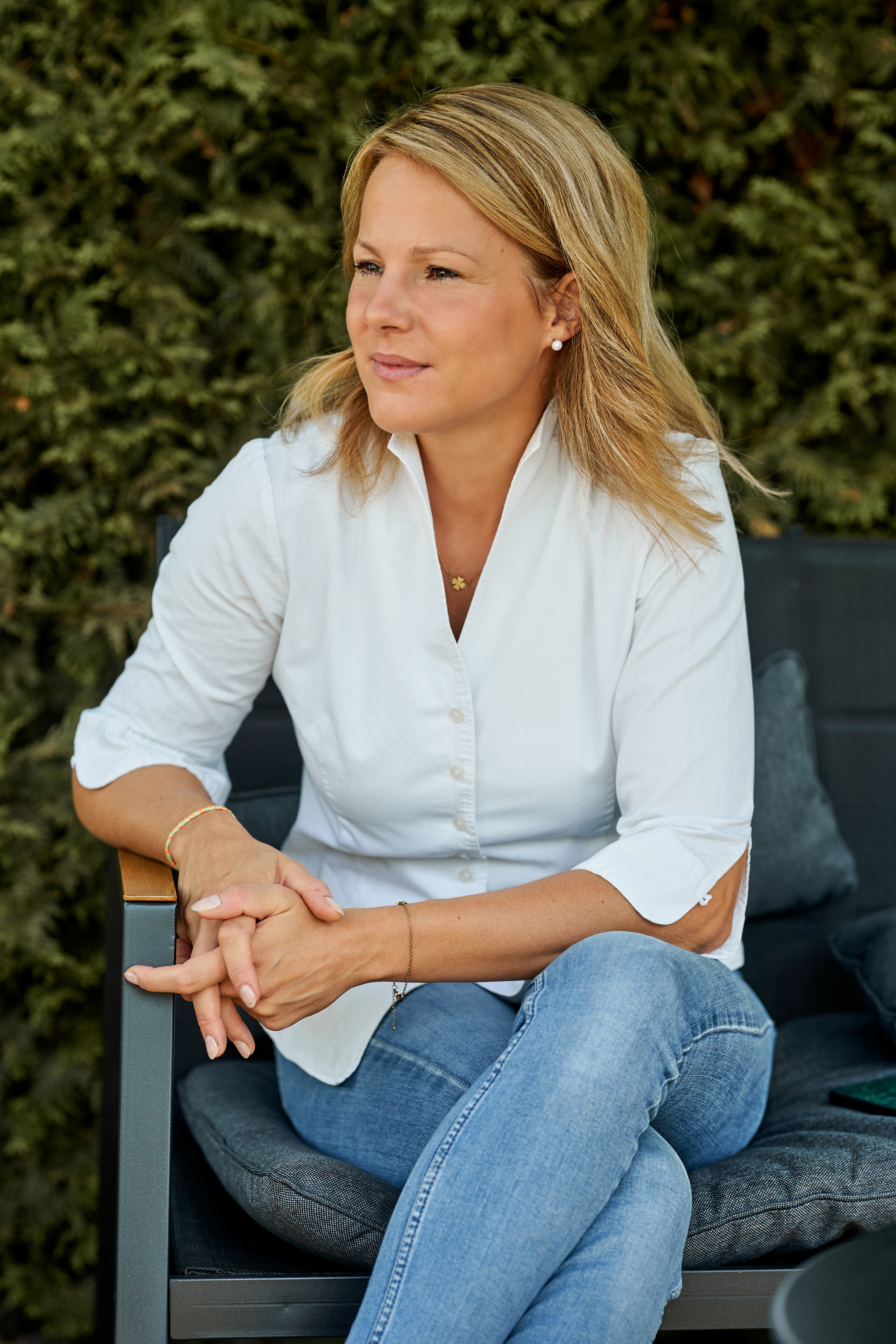 Meike Seidel vor grünem Tannenbusch