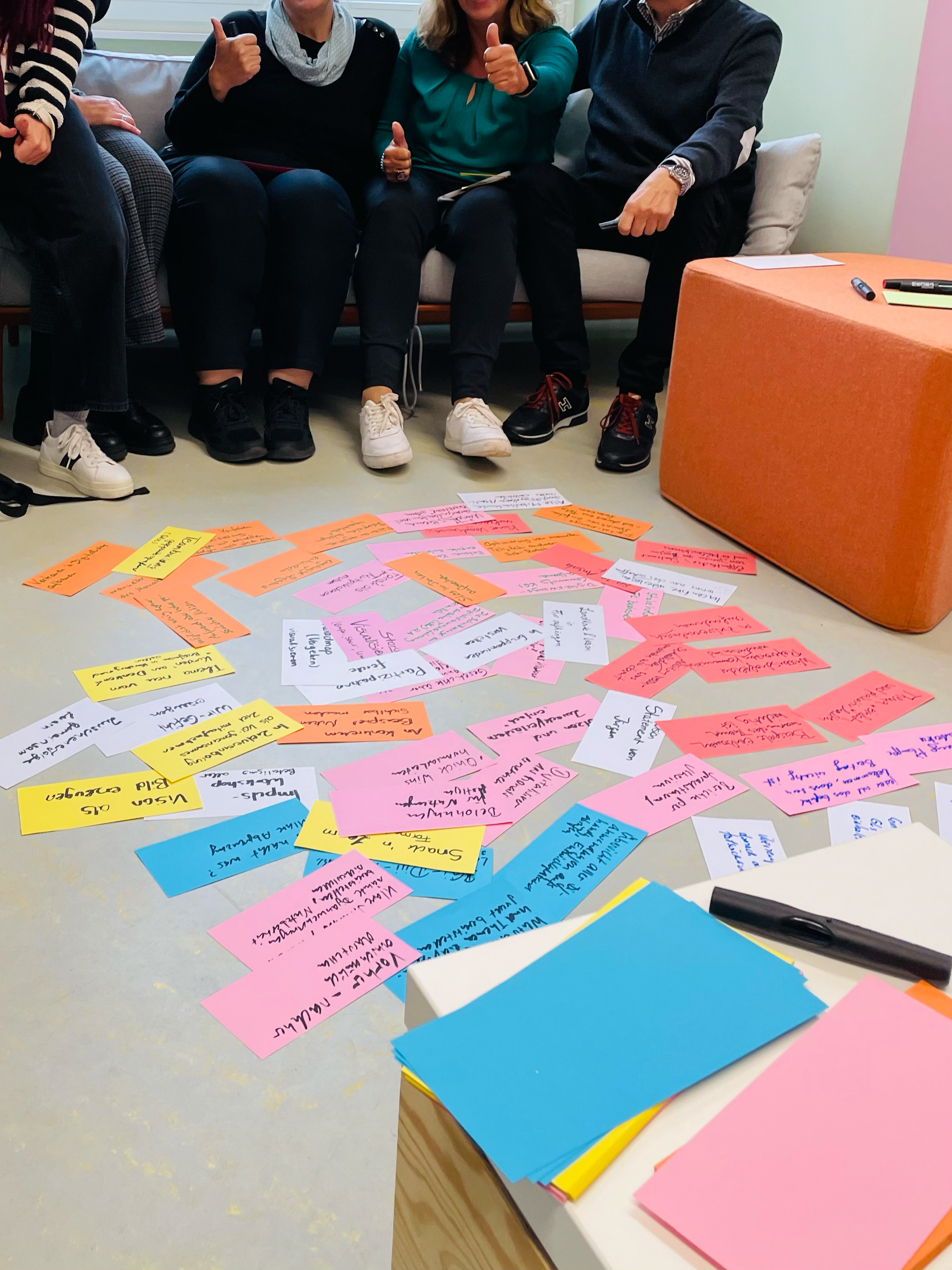 Bunte Post-its aus einem Workshopkontext