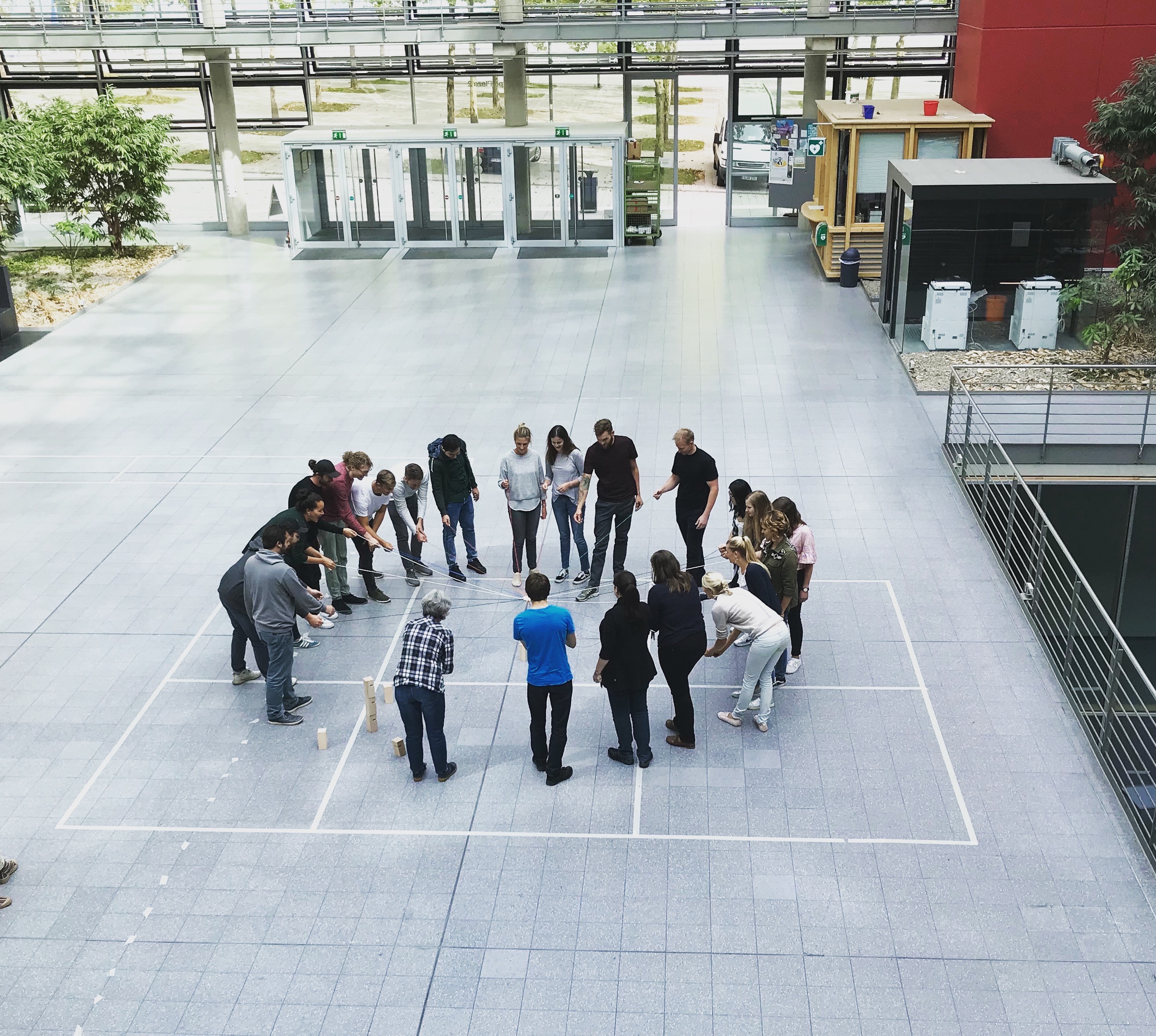 Teamübung mit mehreren Menschen in einem offenen Raum